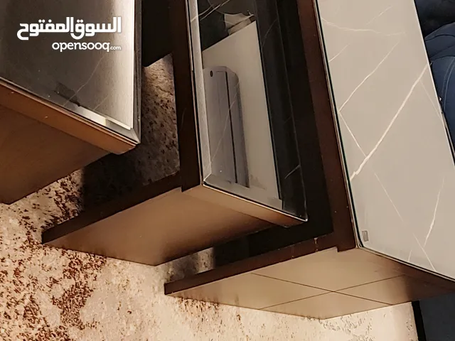 للبيع بسعر مغري طاولة وسط و اربع طاولات خدمه الطاولات تقيله جدا جدا خشب لاتيه وجه رخام مغطى زجاج