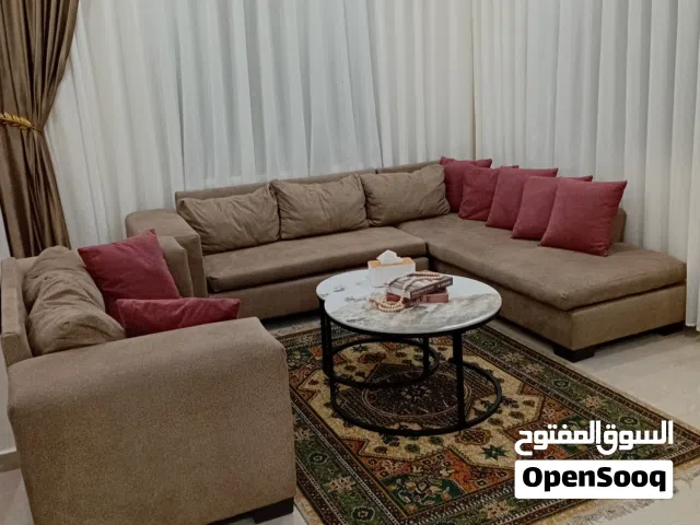 كنب بحاله جيده جدا لا يوجد كسر وشبه الجديد مامستخدم كثير خشب لاتيه وقماش امريكي