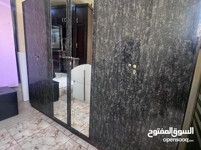 غرفة نوم ماستر بحالة ممتازة تفصيل خشب لامنيت ملبس من داخل والخارج ، تتكون من خزانة 6ابواب وتخت