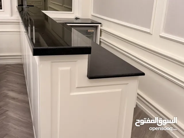 للبيع طاولة جديدة غير مستخدمه مكلفه 20 الف درهم