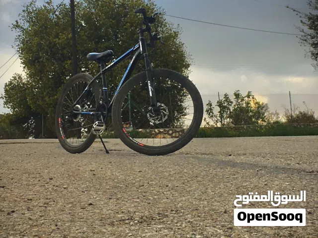 دراجه هوائيه جبليه اللون :اسود.    المقاس :26 (الدراجه غيارات امامي وخلفي).