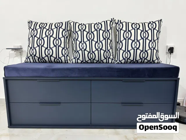 وحدة تخزين وكنبة من ايكيا مع كوشيات