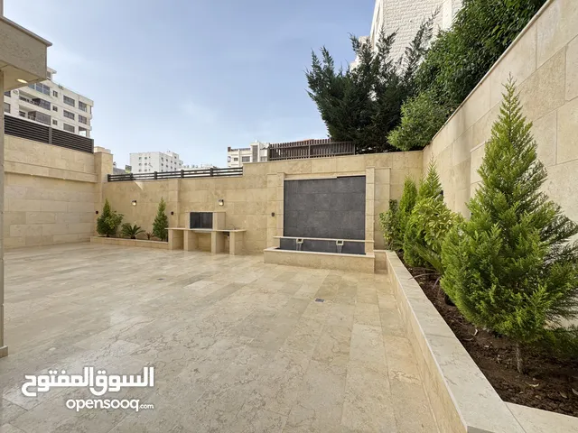 شقة مميزة باجمل مناطق النخيل مساحة 233م داخلي + 330م خارجي مع حديقة طابق شبه ارضي