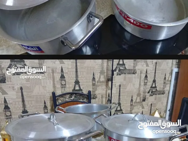 للبيع طناجر مقاسات كبيره نوعيه ممتازه ومكنه تحضير قهوه نيسبريسو وطاوله طعام من اي كيا