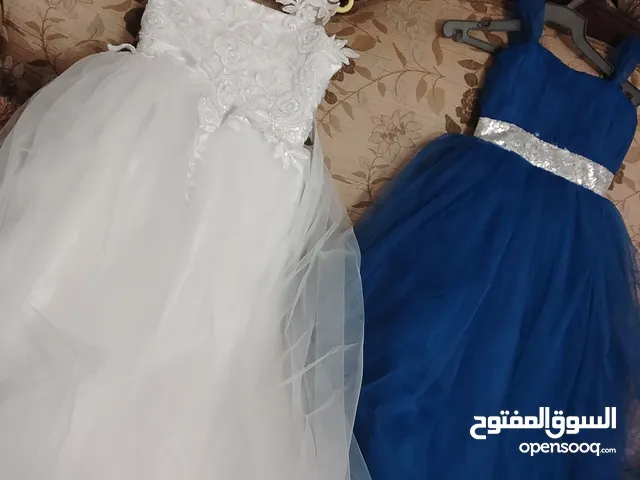 فساتين بناتي عدد2 .سعر الفستان الواحد 10 لون ابيض ولون نيلي ( ازرق ) المقاس من عمر 8 الى 10 سنوات