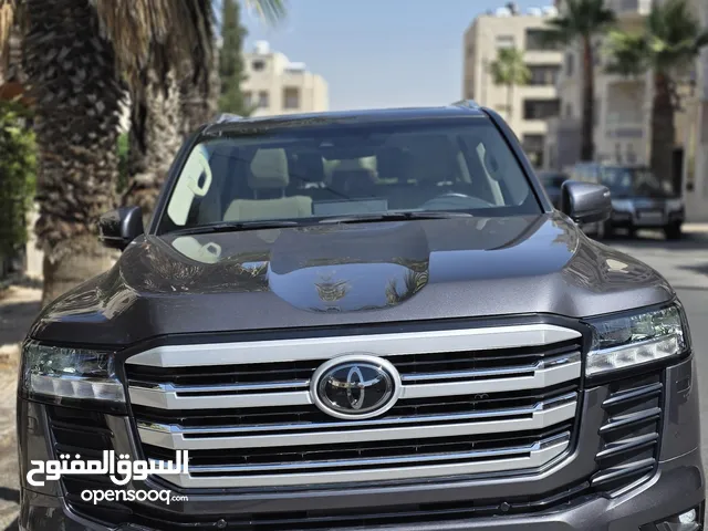 للبيع لاندكروزر 2022 شبه جديد و بحال الوكالة ممشى 7000 كم فقط