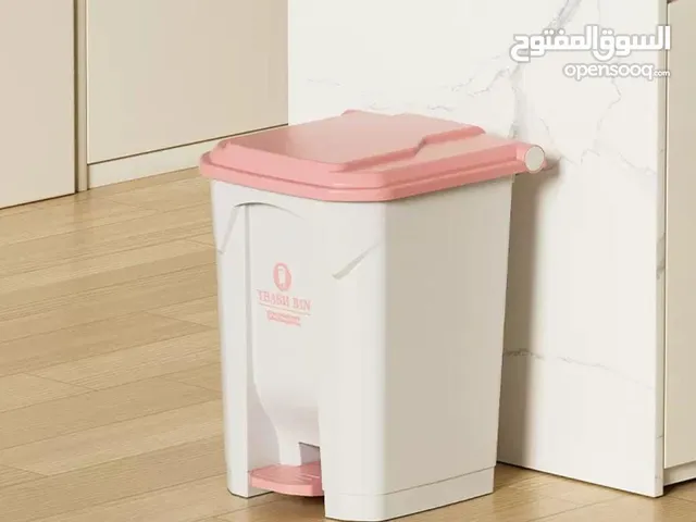 سلة نفايات عملية بغطاء محكم وفتاحة بالقدم لجمال ونظافة بيتك أو مكتبك مصنوعة من بلاستيك