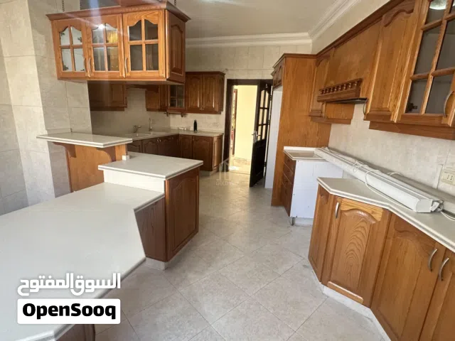 في موقع مميز في دير غبار شقة طابق ثالث 225م بتشطيب راقي / ref 1220