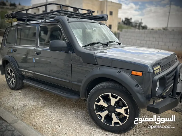 لادا أوربان 2019 مجهزة تجهيز كامل للرحلات والتخييم والصيد سيارة قوية وعملية بحال الوكالة
