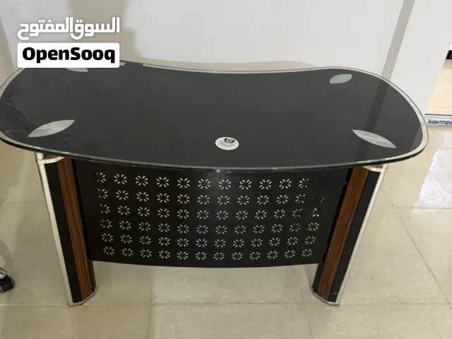 ميز مكتبي زجاجي
