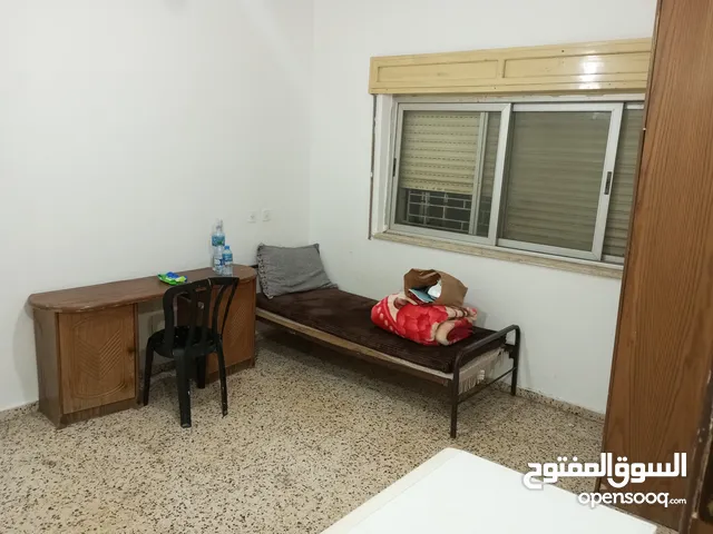 غرفة ضمن سكن شباب موظفين