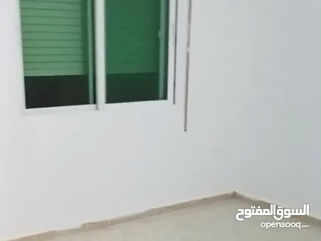 شقة واسعة في منطقة الياسمين - بالقرب من مسجد فاطمة الزهراء / لا يوجد مصعد