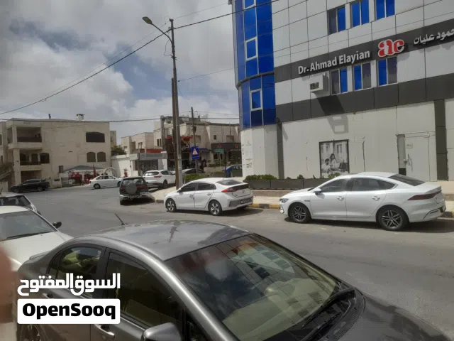 مكتب للايجار صالح ليكون صالون كوافير بمنطقة ام السماق بجانب روان كيك