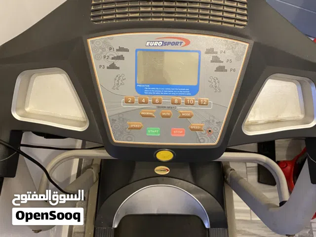 سير رياضي فيه كسره بسيطه جيهة الكڤر عاليسار ولاكن يخدم واموره تمام