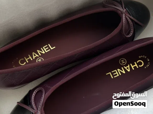 حذاء شانيل باليرينا (Chanel Ballerinas) أصلي - لون عنابي وأسود.