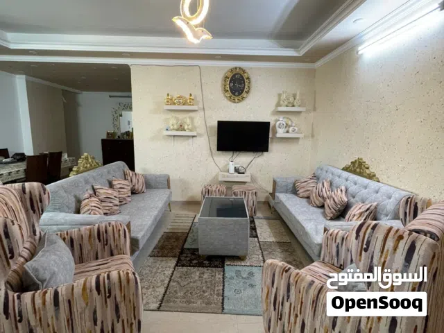 للبيع – طقم كنب غرفة معيشة بحالة ممتازة جداً