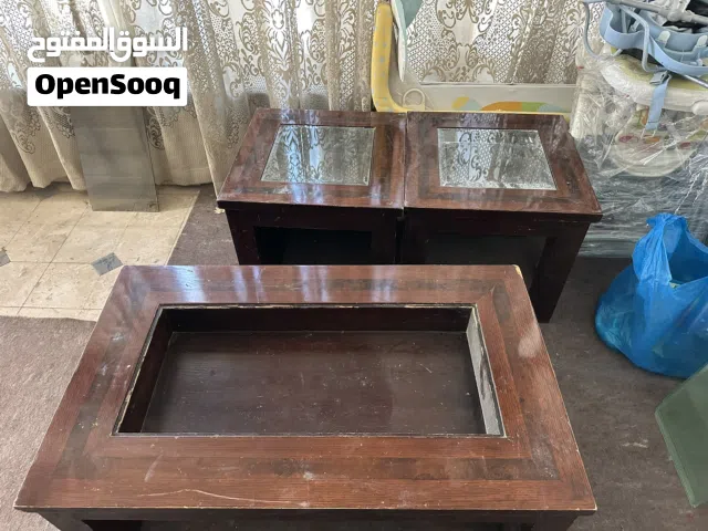 طقم طاولة وسط وجانبية عدد(2) و كونسول و وحدة تلفاز للبيع بسعر مغري 150دينار لجميع القطع خشب صولد