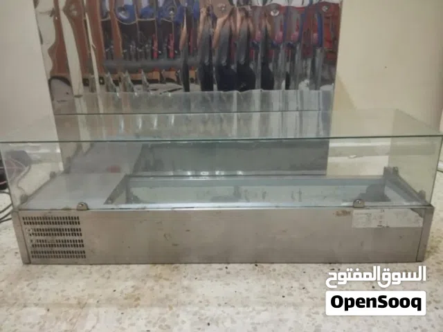 ثلاجة حفظ الطعام و سلطة