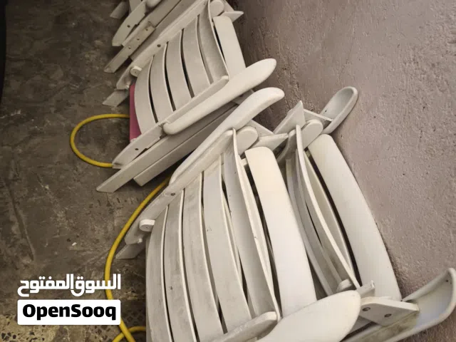 كراسي يتطبكن بيض