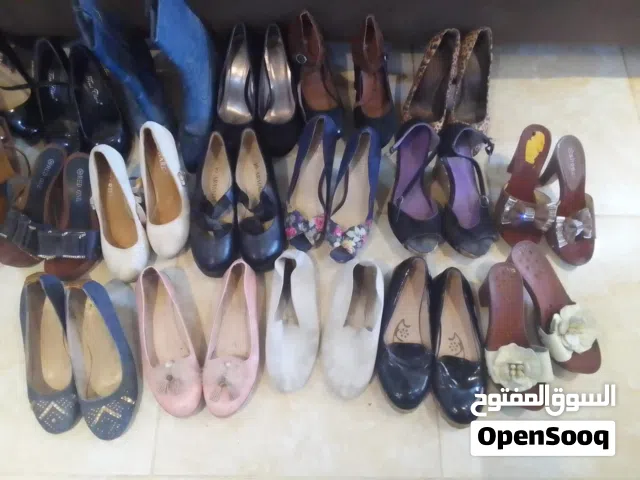 احذيه كعب ستاتي يوجد 37 و 38 39 40 من النمرات موديلات واشكال كل وحده بثلاث دنانير