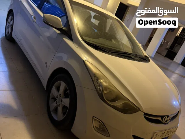 2012 هيونداي افانتي Standard