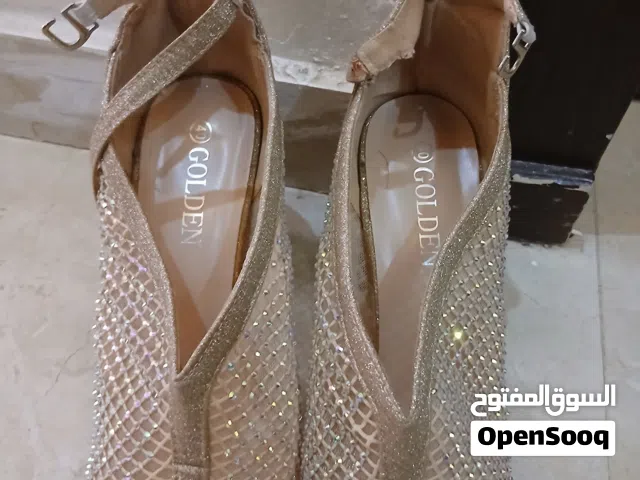 للبيع أحذية ستاتي  مقاس 40 موديلات مرتبة وأنيقة مريحة باللبس ومناسبة للمشاوير والطلعات