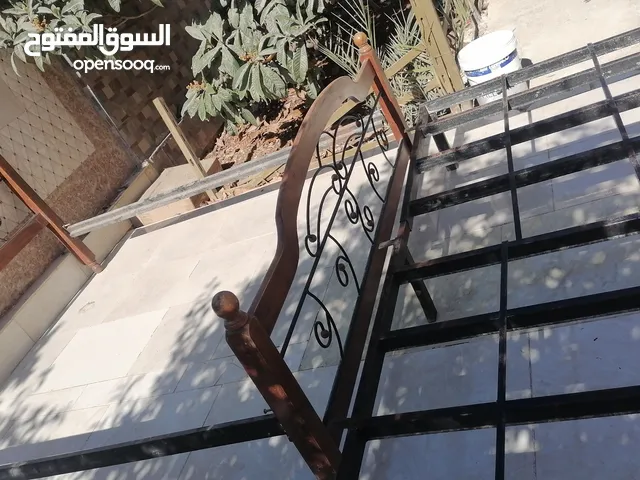 تخت حديد مزوج قطعتين بحاله ممتازه