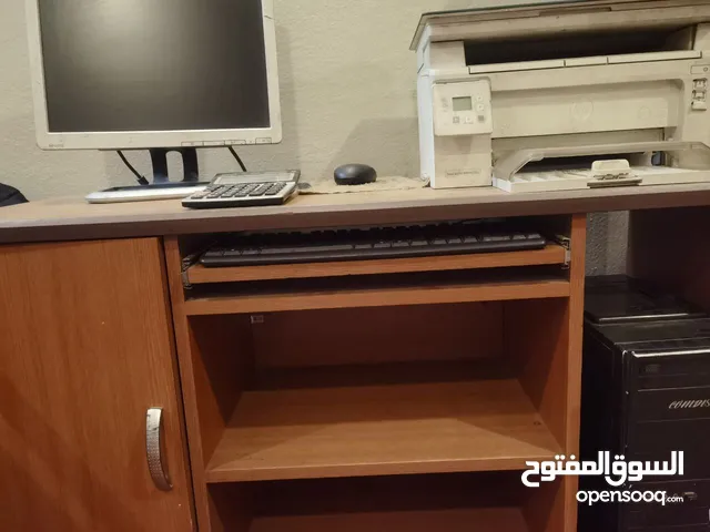 كمبيوتر مكتبي بكامل اغراضه مع طاوله