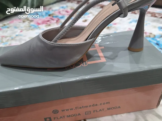 للبيع صنادل بالوان مختلفه