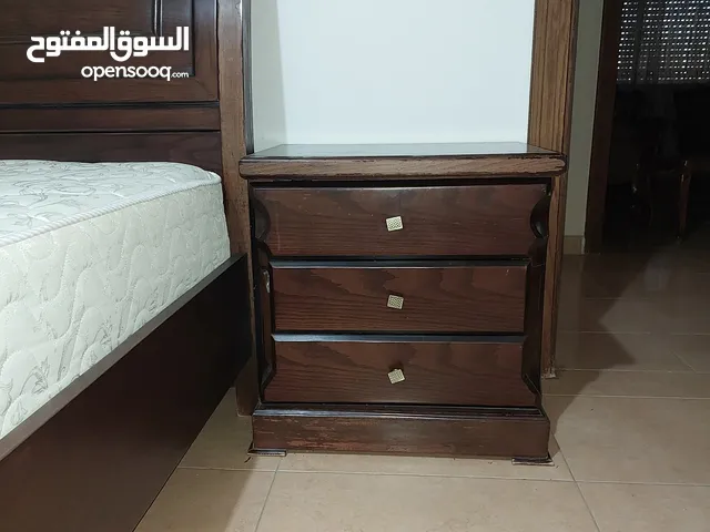 سرير مزوج مع كومدينه عدد 2 وسريران مفردان للبيع بدون الفرشات