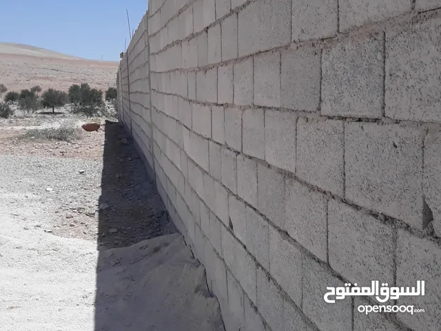 مزرعة مسورة مع بوابة