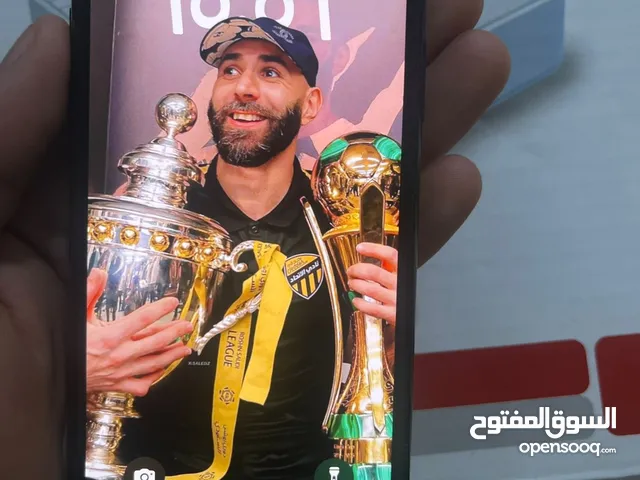 iPhone 11pro مستعمل حاله ممتازه لون زيتي سعة التخزين 256بطاريه 93 معا شاحن