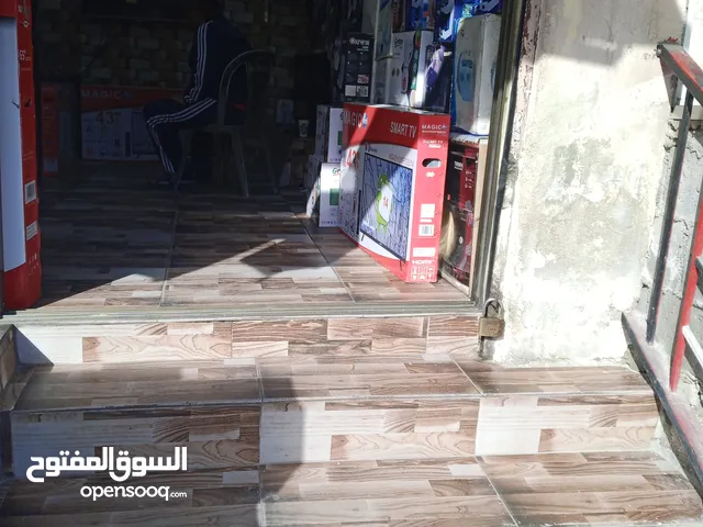 بيت ارضي مع محلات للبيع