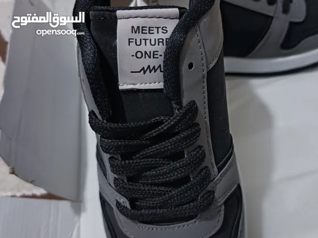 حذاء جديد للبيع مقاس 44 مريح باللبس و جديد ما انلبس ولا مرة نظيف جدا جدا ما استخدم ولا مرة