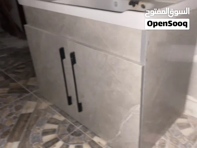 مغسلة حمام مع خزانه ورفوف بحال الوكاله