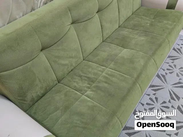 كنبات سرير قابله للفتح ويوجد صندوق تخزين ممكن تشتري وحده من الثلاث