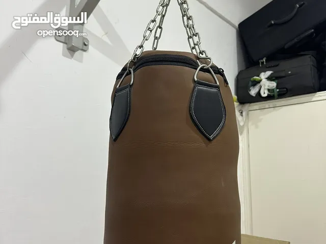 لعبه ملاكمه وزن 30 ك مع حامل فولاذ بالحائط ولم تستعمل ابدا لدواعي السفر