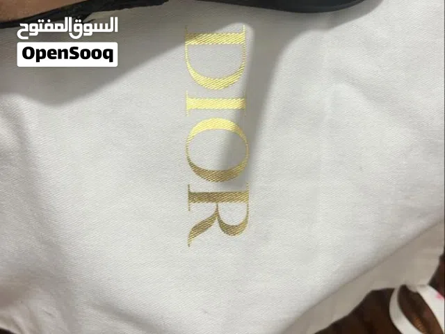 صندل شبه جديد ماركة ديور اصلي بالضمان