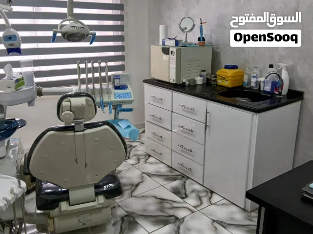 عيادة اسنان للبيع بكامل معداتها بداعي السفر .