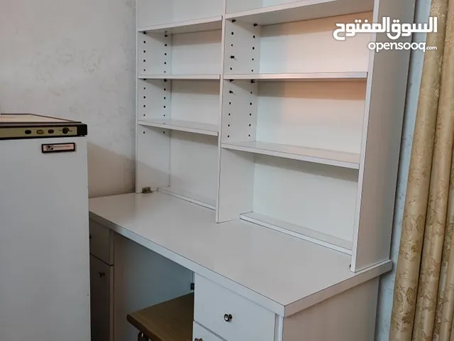 مكتبة نظيفة للبيع