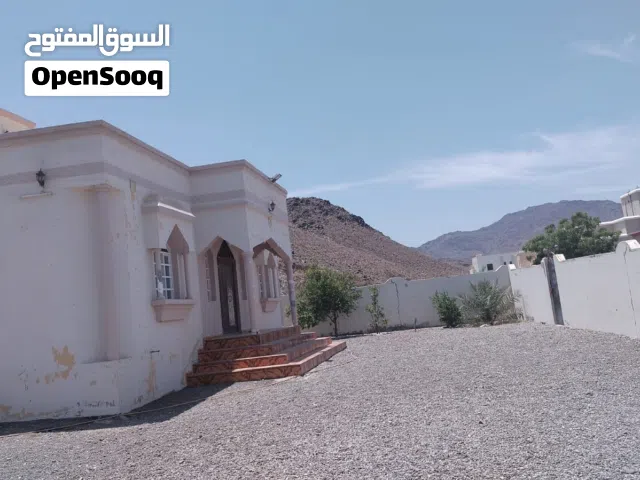 البيت جميل وفيه مساحه فالحوش كبيره يكفي لمجلس خارجي والأرض كورنر وخلف البيت منطقه زراعيه تقدر تزرع