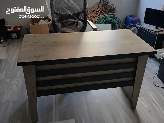 مكتب وكرسي للبيع استخدم اقل من شهر