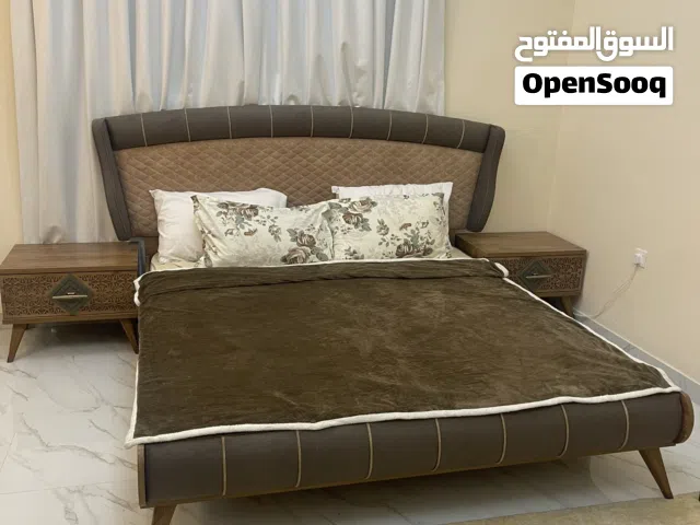 سرير كينغ مع طاولات جانبيه