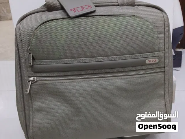 حقيبة أصلية من TUMI، عملية للسفر أو العمل، خامة قوية (Ballistic Nylon)، فيها عدة جيوب وتنظيم ممتاز