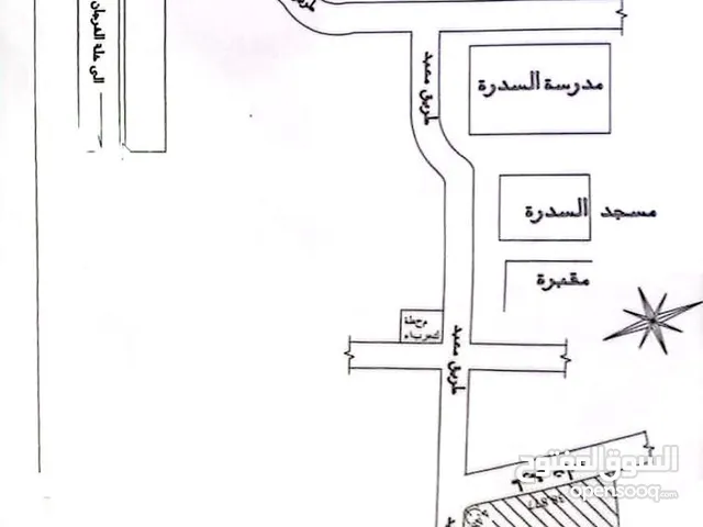 ارض للبيع مساحتها 2825 يوجد بيها 3منازل الارض علي الرئيسي تمشي سكن او تجاره