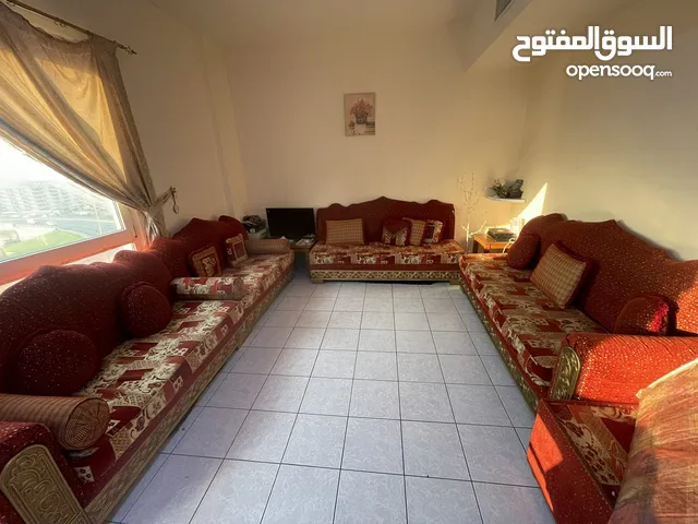 طقم جلوس بحاله جيده مع سجاده وطاولتين