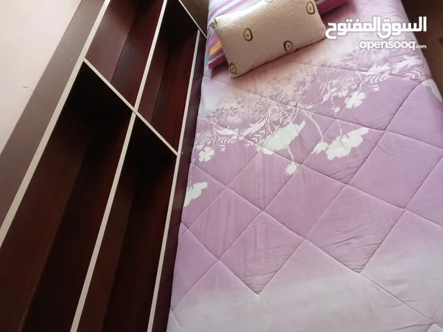 سرير خشب رفوف بحاله شبه جديده السرير تفصيل خشب ثقيل ومرتب لا يوجد به أي تلف أو عطل استخدام سنة