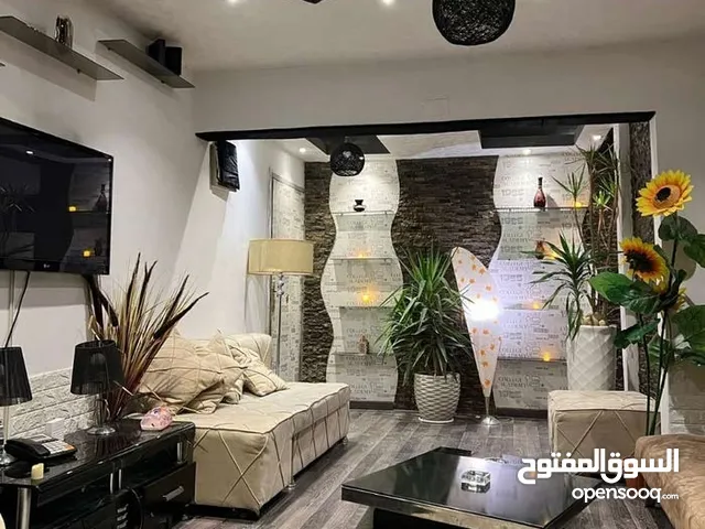 شقة في مدينة نصر خلف النادي الاهلي دور ارضى مفروشة و مكيفة للايجار اليومي و الاسبوعي من المالك