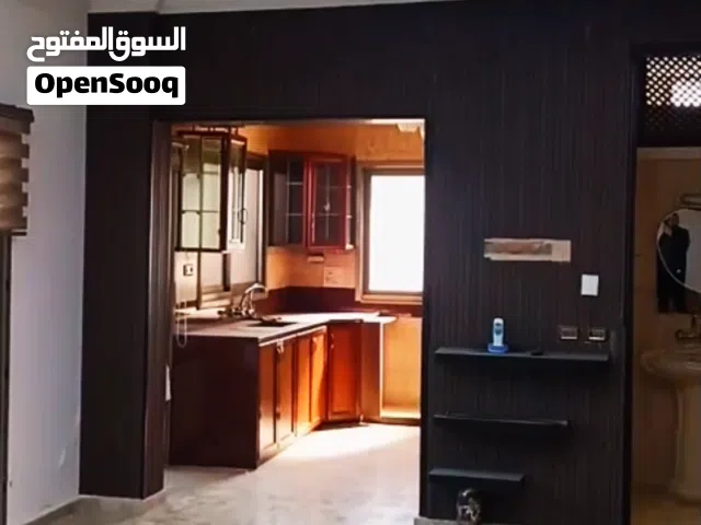 للبيع شقة سكنية بمساحة 170م الشقة نظيفة ومرتبة بعمارة من 3 طوابق كل طابق شقة والعمارة عائلية