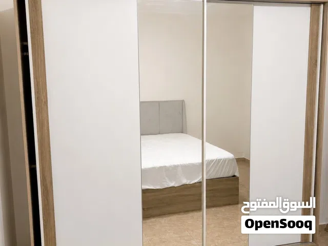 غرفة نوم للبيع بحالة ممتازة